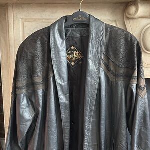 Vintage G-III black leather jacket with details on the shoulder